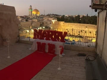 אותיות פרחים להצעת נישואין בירושלים/ בכותל