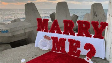 אותיות להצעות נישואין בים בדרום