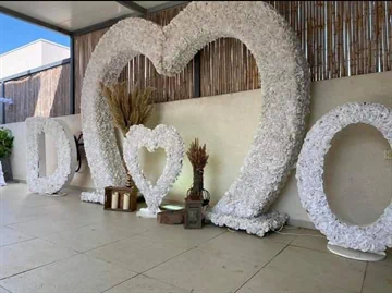 קיר פרחים לחתונה